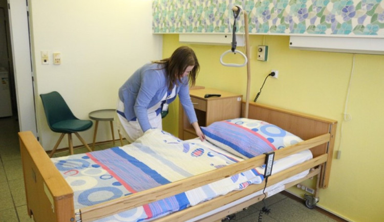 Dva pokoje na geriatrii jihlavské nemocnice dostaly nový kabát. Oživily je barvy