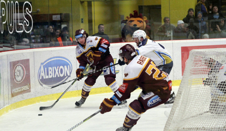 Dva slepené góly rozhodly. Dukla prohrála na ledě Kladna a baráž se zamotává