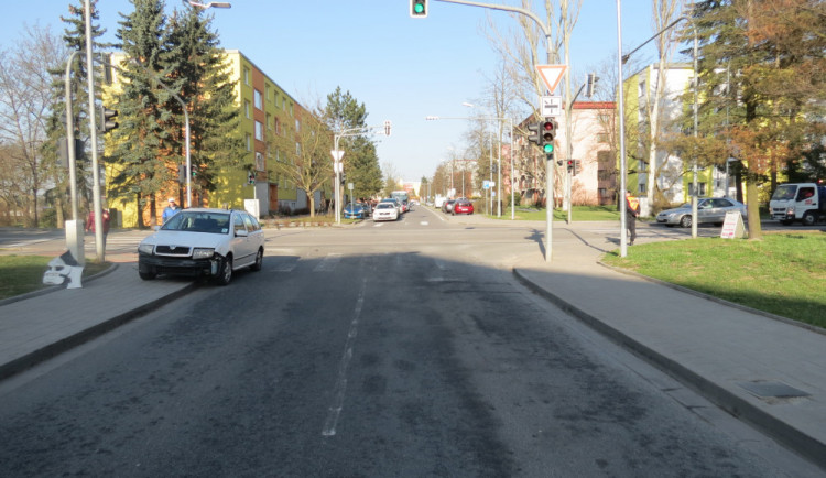 Policisté hledají svědky dopravní nehody. Oba dva řidiči údajně jeli na zelenou