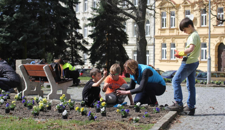 Děti z jihlavské školy se starají o květiny v parku na náměstí Svobody