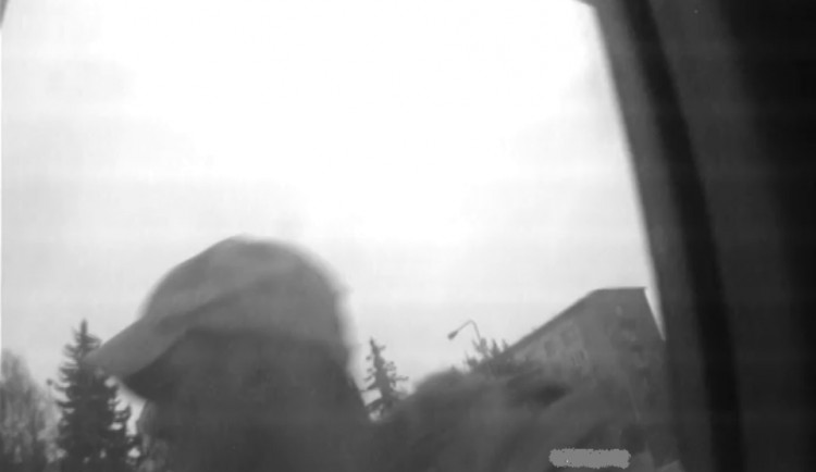 Cestující v autobusu přišel o peněženku. Neznámý muž pak zneužil platební kartu 