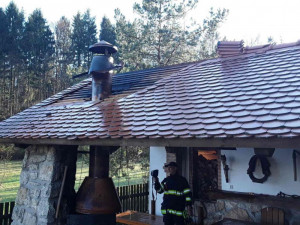 FOTO: U požáru střechy pergoly zasahovaly tři jednotky hasičů. Příčinou byla špatná izolace