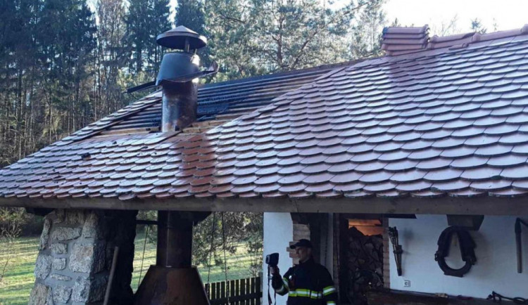 U požáru střechy pergoly zasahovaly tři jednotky hasičů. Příčinou byla špatná izolace