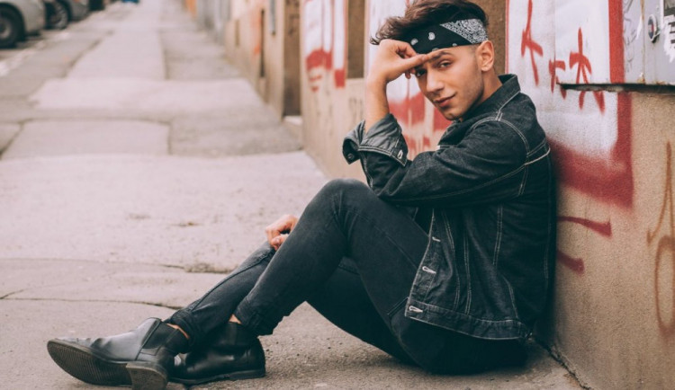 Na jedenáctý ročník taneční soutěže Amen khelas přijede opět zpěvák Jan Bendig