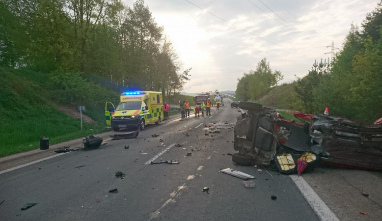 Dopravní nehoda zablokovala silnici u Vodňan. Pro těžce zraněnou řidičku letěl vrtulník