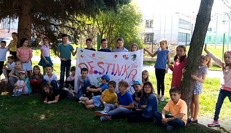 Školáci z Destinky vyhráli soutěž a pojedou na výlet do Třeboně. Svezou se luxusním autobusem