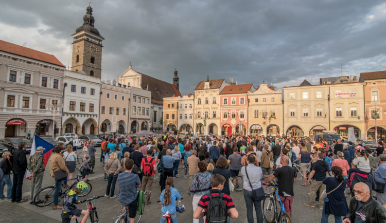 VIDEO: V Budějcích se opět demonstrovalo. Nyní proti plíživé totalitě ANO a Andreji Babišovi
