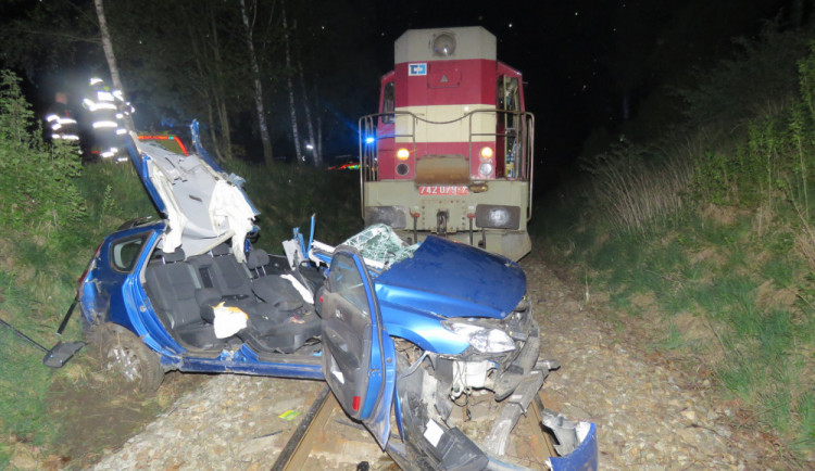 V úterý večer se v Třešti střetl manipulační vlak s vozidlem, jeho řidič je vážně zraněn