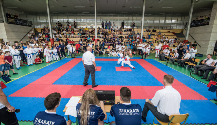 VIDEO: Karatisté z Čech i ciziny se utkali v dvoudenním klání v Českých Budějovicích
