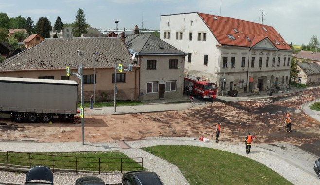 Ve Stonařově po obědě bourala tři auta. Místo je aktuálně zcela neprůjezdné