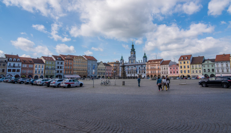 ANKETA: Na budějckém náměstí se v neděli a o svátcích nebude platit za parkování