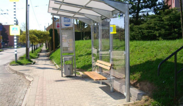 Cestující v Brtnické, Znojemské a Zimní ulici ochrání před nepřízní počasí nové přístřešky