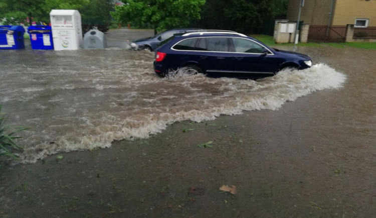 VIDEO: Na jihu Čech po dlouhé době zapršelo. Po silnicích tekly proudy vody