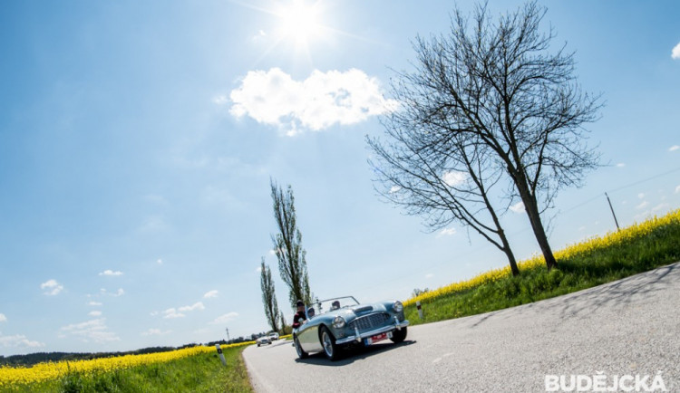 Po jihočeských silnicích se opět proženou veteráni. Pojedou 48. ročník Rallye Křivonoska