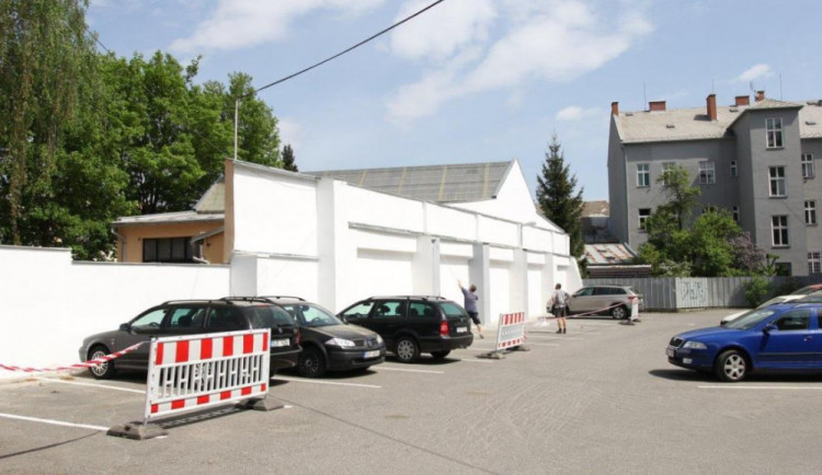 Graffiti na zdi v jihlavské Bezručově ulici se během tohoto týdne začalo vybarvovat