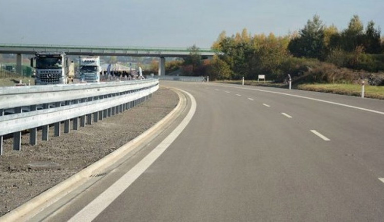 Dálnice D1 na Pelhřimovsku bude v noci na neděli stát kvůli bourání mostů