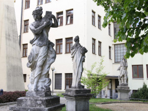 Pětice alegorických soch na dvoře jihlavské radnice projde opravou