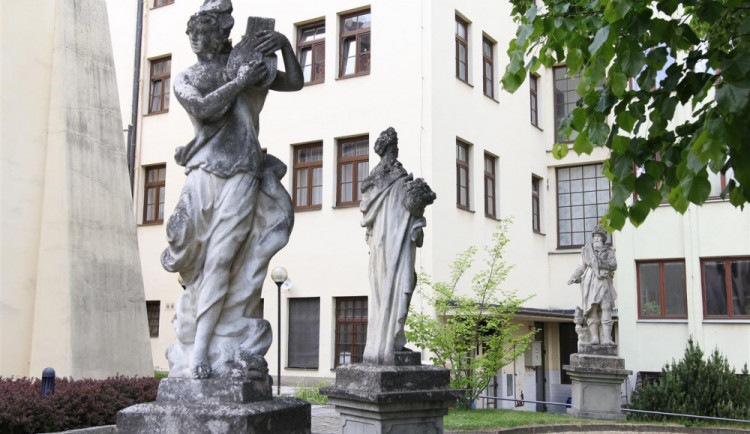 Pětice alegorických soch na dvoře jihlavské radnice projde opravou