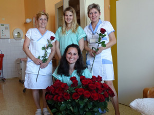 Studentky VŠPJ obdarovaly růžemi zdravotní sestry a porodní asistentky na jejich mezinárodní den