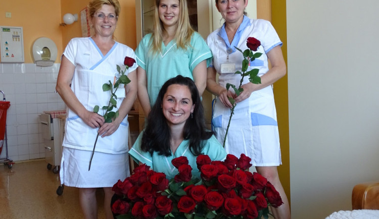 Studentky VŠPJ obdarovaly růžemi zdravotní sestry a porodní asistentky na jejich mezinárodní den