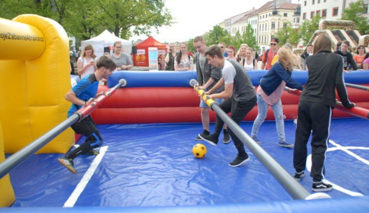 Stolní lidský fotbálek nebo lezecká stěna. Středeční akce Sportuj s VŠPJ rozhýbe Jihlavu