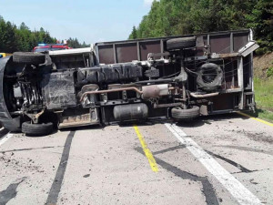 Dálnici D1 na Prahu blokovala dvě hodiny nehoda nákladního auta. Převrátilo se na bok