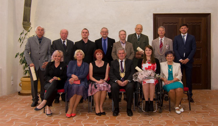 Jihlavská radnice ocenila osobnosti města. Třeba automobilového závodníka Martina Prokopa