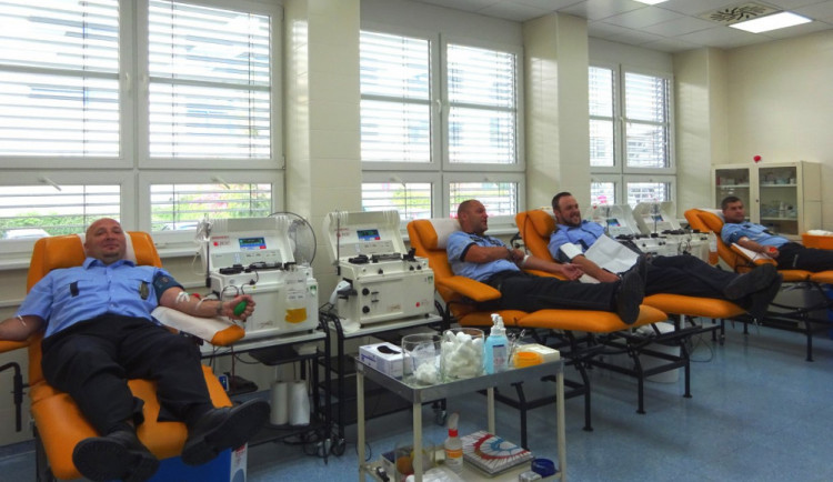 Policisté se zapojili do pravidelné akce Krvebraní. Darovali krev a také plazmu