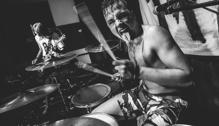 KULTURNÍ TIPY: Fanoušci punku si zobnou Prášek proti Blbosti