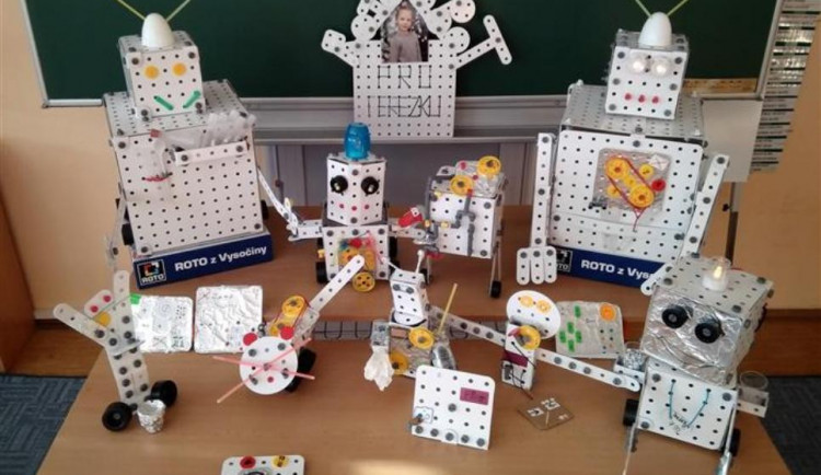 Deset tříd pojede za postavené roboty z Rota do vědeckého parku chytré zábavy