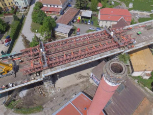 FOTO: Druhý měsíc oprav Brněnského mostu v Jihlavě: Sedm set tun visí ve vzduchu