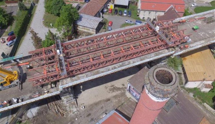 Druhý měsíc oprav Brněnského mostu v Jihlavě: Sedm set tun visí ve vzduchu
