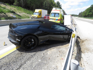 FOTO: Cizinec v Lamborghini nezvládl na dálnici předjíždění a narazil do svodidel