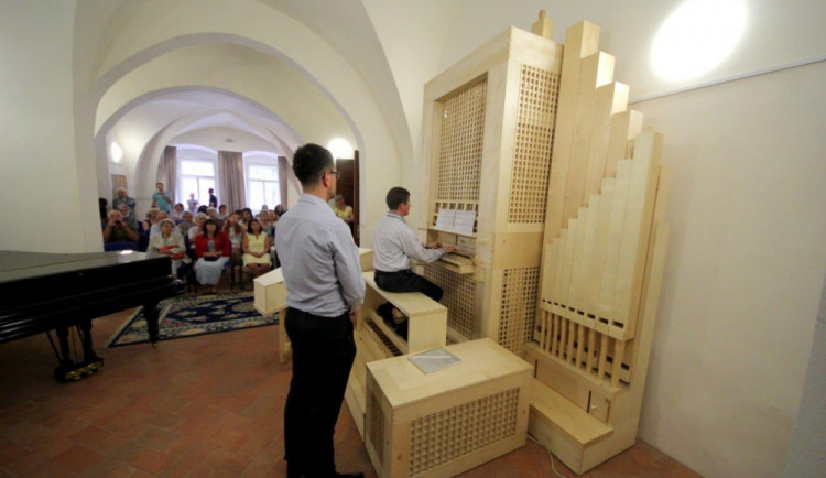 FOTO: Jihlavská základní umělecká škola pořídila unikátní hudební nástroj claviorganum