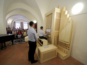 FOTO: Jihlavská základní umělecká škola pořídila unikátní hudební nástroj claviorganum