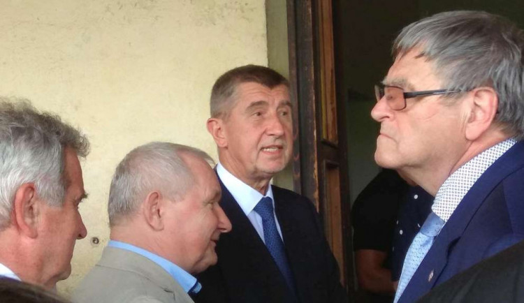 FOTO, VIDEO: Premiér v demisi Babiš tráví den na Vysočině. Nechyběly protestní transparenty