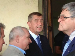 FOTO, VIDEO: Premiér v demisi Babiš tráví den na Vysočině. Nechyběly protestní transparenty