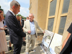 Premiér v demisi Babiš tráví den na Vysočině. Nechyběly protestní transparenty