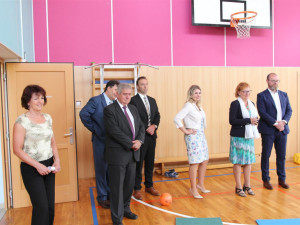 Premiér v demisi Babiš tráví den na Vysočině. Nechyběly protestní transparenty