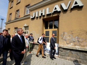 Premiér v demisi Babiš tráví den na Vysočině. Nechyběly protestní transparenty