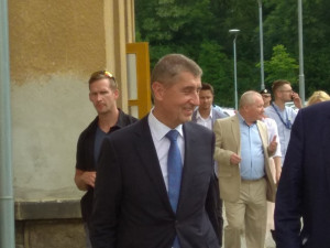 Premiér v demisi Babiš tráví den na Vysočině. Nechyběly protestní transparenty