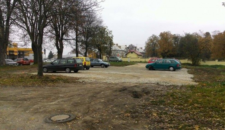 Provizorní parkoviště v místě bývalé "Havaje"