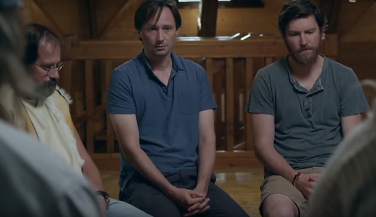 TRAILER TÝDNE: Úsměvy smutných mužů poodhalí život v protialkoholní léčebně