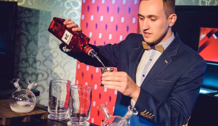 V dětství chtěl být superhrdinou, ale stal se barmanem. Jan Lukas míchá drinky i ve světě