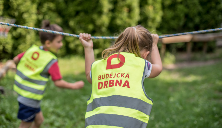 Děti z budějcké mateřské školy budou lépe vidět. Ke Dni dětí dostaly od Drbny nové reflexní vesty