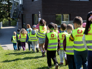 DRBNA NADĚLUJE: Děti ze školky U Dlouhé stěny dostaly ke Dni dětí nové reflexní vesty