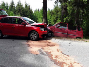 FOTO: Při čelním střetu dvou osobních vozidel u Stonařova se zranili dva lidé