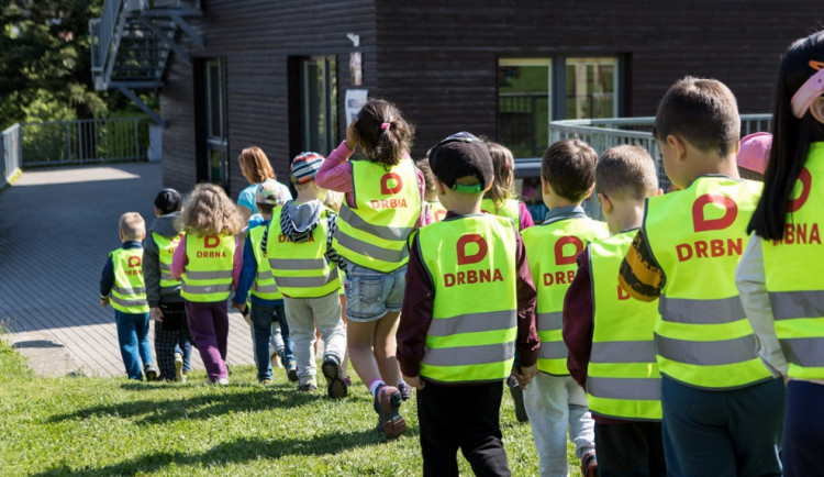 Děti ze školky U Dlouhé stěny dostaly ke Dni děti nové reflexní vesty