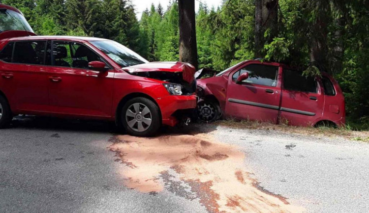  Při čelním střetu dvou osobních vozidel u Stonařova se zranili dva lidé