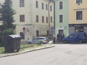 Jihlavskou Smetanovu ulici od dnešního dopoledne hlídají těžkooděnci
